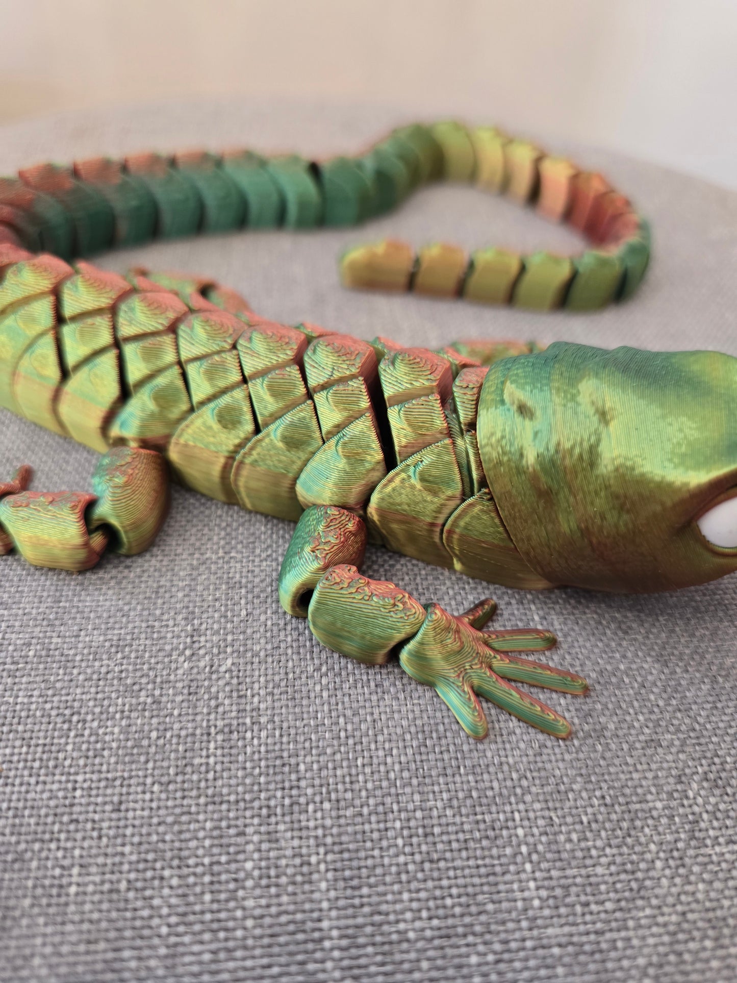 Gros plan sur les pattes délicates et finement sculptées d'une figurine Abronia, illustrant la haute précision de l'impression 3D réalisée à Limoges.